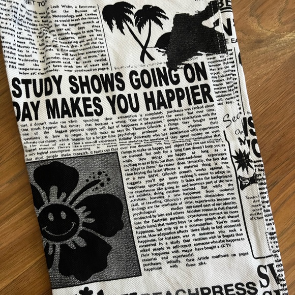 *****SOLD*****Holiday the label newsprint jeans y2k style size m - Picture 5 of 5